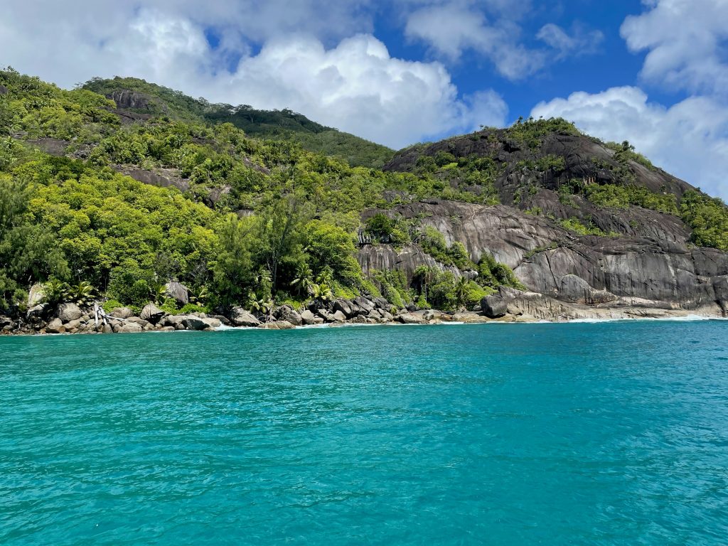 plage anse mondon silhouette seychelles